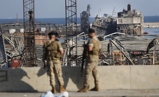 Des soldats devant le port, détruit par deux explosions mardi en plein cœur de Beyrouth, au Liban.