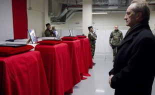 Le ministre français de la Défense, Gérard Longuet, a indiqué samedi que le soldat afghan qui a tué quatre militaires français la veille en Afghanistan était "un taliban manifestement infiltré depuis longtemps" dans les rangs de l'armée afghane.