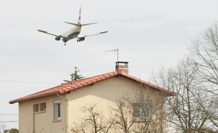 Les riverains de l'aéroport de Toulouse-Blagnac subissent des nuisances sonores liées au trafic aérien.