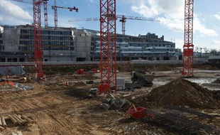 Un an avant la date prévue pour la livraison du chantier du nouveau ministère de la Défense à Balard, dans le sud de Paris, le gros uvre est désormais achevé sur l'immense site qui allie architecture futuriste et sécurité haut de gamme.