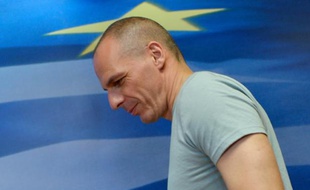 Yanis Varoufakis, alors ministre des Finances grec, arrive pour donner une conférence de presse au soir du référendum et à la veille de sa démission, le 5 juillet 2015 à Athènes