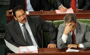 Le ministre de l'Intérieur tunisien, Lofti ben Jeddou (à g.), et son homologue de la Justice, Nadhir ben Ammou, le 19 septembre à l'Assemblée nationale constituante de Tunis.