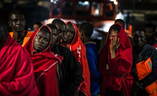 Des migrants qui attendent de recevoir les premiers secours et des vêtements, ici en Espagne au port de Grenade.