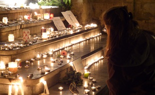 Le 15 novembre 2015, à Lyon. Ce dimanche soir, des dizaines de personnes se sont encore succédé place des Terreaux pour allumer des bougies en mémoire des victimes des attentats de Paris.