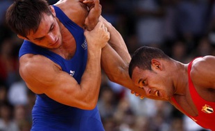 Le lutteur français Steeve Guénot (à g.) lors de sa place de troisième aux Jeux olympiques contre le Cubain Pedro Mulens Herrera, le 7 août 2012.
