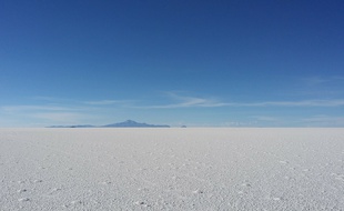 Le salar d'Uyuni est situé à 3 650 mètres d'altitude dans le département andin de Potosí.