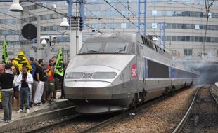 Des cheminots grévistes devant un train TGV à la gare Montparnasse à Paris, le 17 juin 2014. (Photo illustration)