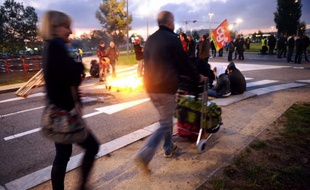 Les accès à plusieurs aéroports, dont ceux de Roissy, Toulouse, Clermont-Ferrand et Nantes, ont été perturbés jeudi par des salariés protestant contre la réforme des retraites, à l'appel de quatre fédérations syndicales des transports.