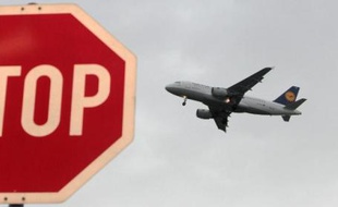 Un avion de la compagnie aérienne allemande Lufthansa atterit le 20 octobre 2014 à l'aéroport de Francfort