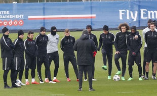 Les joueurs du PSG écoutent Laurent Blanc à l'entraînement à la veille d'affronter Chelsea, le 17 février 2015, au Camp des Loges.