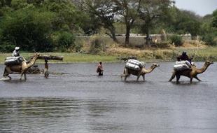 Des habitants de N'Gouboua, au Nigeria, traversent le lac Tchad après l'attaque de leur village par des islamistes de Boko Hatram, le 6 avril 2015