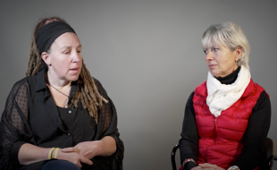 Christelle (à gauche) et Anne partagent leur histoires de violences conjugales, Brut.