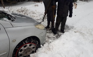 Une famille est bloquée depuis douze jours dans sa maison à cause de la neige.