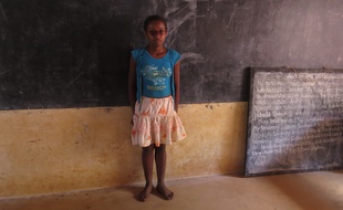 Corine, 12 ans, malvoyante, scolarisée dans une classe inclusive à Madagascar, en novembre 2014.