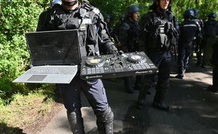 Sur cette photo publiée par le Ministère de l'Intérieur lors de son intervention sur la rave party de Redon, on voit clairement certains biens détruits ou endommagés.