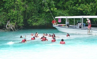 Des touristes chinois apprécient l'eau turquoise de "Milky Way", célèbre lagon des Palaos dans les îles de Micronésie, le 6 mars 2015