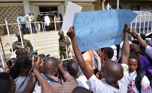 Manifestation à Nairobi au Kenya, le 4 juillet 2016 pour dénoncer les meurtres brutaux d'un avocat, de son client et de leur chauffeur