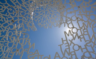 Si l'on part du principe qu'un roman est d'abord un ensemble de lettres... (Sculpture de Jaume Plensa, jardin Frederik Meijer, Michigan)