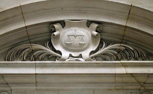 Un relief représentant le blason de la justice et sa balance, au Palais de justice de Paris