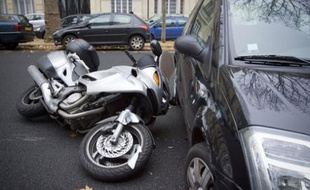 Illustration: un accident de circulation, entre un deux-roues et une voiture.