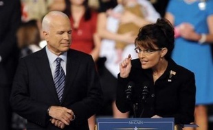 Le candidat républicain à la Maison Blanche John McCain a choisi l'audace vendredi, quelques heures seulement après le discours d'investiture de son adversaire démocrate Barack Obama, en choisissant Sarah Palin une femme peu connue comme colistière.