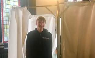 Edgar, 20 ans, devant un isoloir dans la mairie du IIIe arrondissement de Paris.