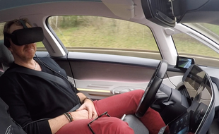 Conduire à 130 km/h en regardant une vidéo au volant avec un casque VR. Tranquille.