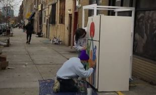 Un frigidaire solidaire est installé à Brooklyn.