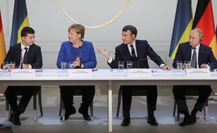 Le président ukrainien Volodymyr Zelensky (gauche), Angela Merkel, Emmanuel Macron et Vladimir Poutine lors d'un sommet organisé à Paris le 9 décembre 2019.