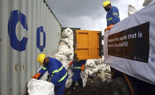 Des dizaines de tonnes de déchets ont été récupérés sur les pentes de l'Everest.