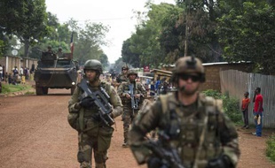 Des troupes françaises patrouillent dans les rues de Galabadja, près de Bangui, le 14 décembre 2013.