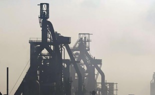 La direction d'ArcelorMittal a annoncé lundi en comité central d'entreprise (CCE) la fermeture définitive des hauts-fourneaux de Florange, à l'arrêt depuis 14 mois, et laisse 60 jours au gouvernement pour trouver un repreneur.