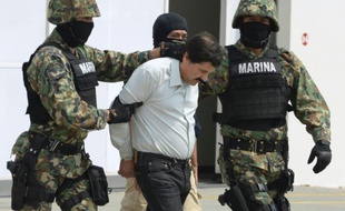 Le trafiquant de drogue mexicain Joaquin Guzman Loera, alias "el Chapo"? est escorté par des soldats de la Marine le 22 février 2014 à Mexico