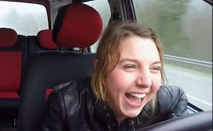 Nathalie, une éleveuse de l'Amour est dans le pré, est déçue du montage qui, selon elle, la montre trop souvent en train de ricaner.