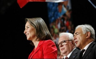 Vêtue d'une robe noire et d'une veste rouge vif, elle avait à ses côtés Dominique Strauss-Kahn et Jacques Delors, des personnalités de la gauche modérée qu'elle a fait monter dans la dernière phase de la campagne pour tenter de rallier l'électorat centriste.