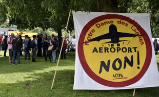 Des opposants à l'aéroport Notre-Dame-des-Landes manifestent près de la cour administrative d'appel de Nantes, le 18 juin 2015