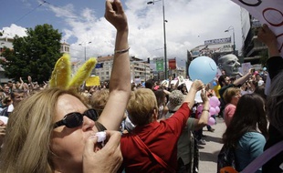 Des manifestants bosniaques protestent devant le Parlement à Sarajevo le 11 juin 2013 pour exiger l'adoption d'une loi sur le numéro personnel d'identification pour les enfants nés depuis l'annulation, en février, de la précédente réglementation.
