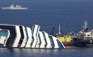 L'épave du Concordia, le 13 février 2012 près de l'île du Giglio, en Toscane.