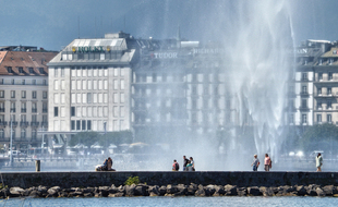 Symbole de la ville, le Jet d’eau élève son panache immaculé jusqu’à 140 mètres de haut.