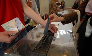 Des électeurs dans un bureau de vote
