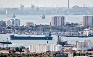 Les pétroliers attendaient hier dans la rade de Fos.