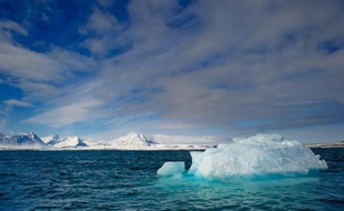 Bien que sa banquise fonde comme peau de chagrin, l'Arctique, souvent présenté comme une terre promise pour les compagnies pétrolières, voit son attrait pâlir au fil de découvertes d'hydrocarbures beaucoup moins coûteux à exploiter ailleurs dans le monde.
