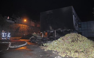 Le centre des Impôts incendié le 20 septembre 2014 à Morlaix par des légumiers en colère