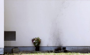 Des traces laissées par l'immolation par le feu d'un salarié de France Telecom-Orange, sur le site de Mérignac, le 26 avril 2011.