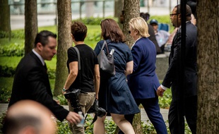 A New York, Hillary Clinton a quitté plus tôt que prévu la cérémonie en hommage au 11-septembre.