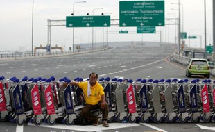 Un manifestant bloque l'accès à l'aéroport de Bangkok, Thaïlande, le 26 novembre 2008.