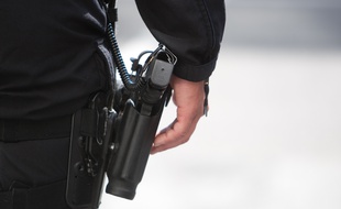 Un policier et son arme de service (illustration).