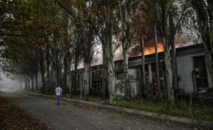 Un bâtiment en feu après avoir été touché par une roquette le 21 juillet 2014 à Donetsk