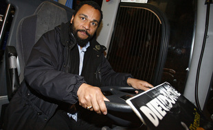 En 2009, privé de salle à Villeneuve d'Ascq, Dieudonné s'était replié dans un bus pour jouer son spectacle.