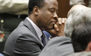 Le docteur Conrad Murray a été condamné mardi à la peine maximale de quatre ans de prison pour homicide involontaire après la mort de Michael Jackson en juin 2009.